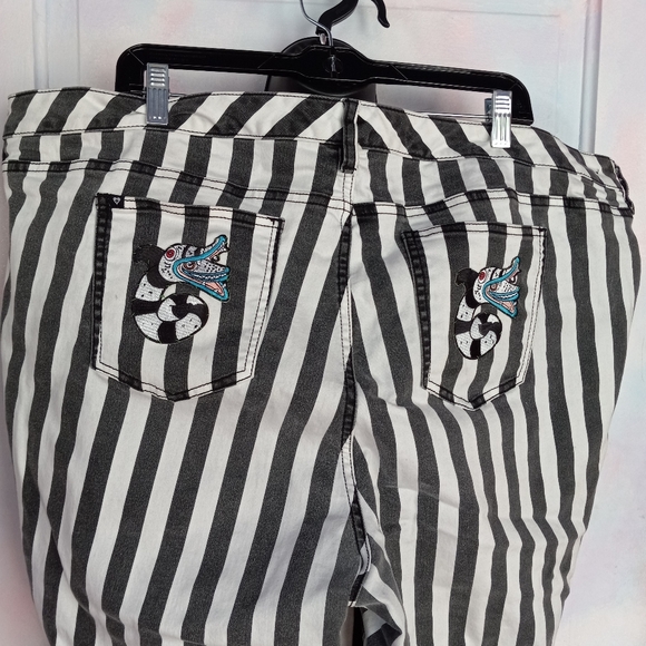 Plus size BEETLEJUICE OOAK custom unique Blackheart striped skinnies! - Picture 12 of 16